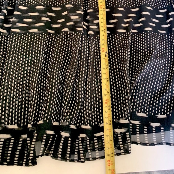Classic Black & white sheer viscose pleaded skirt just below the knee US 10 - 12 - Picture 14 of 15